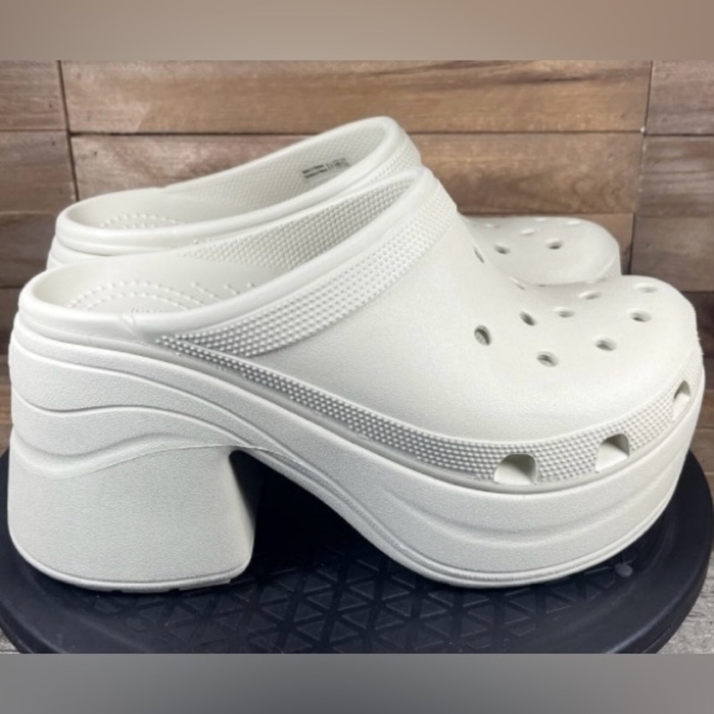 BRAND NEW Crocs Siren Clogs NWT Sz 9 (fit like a size 8/8.5)